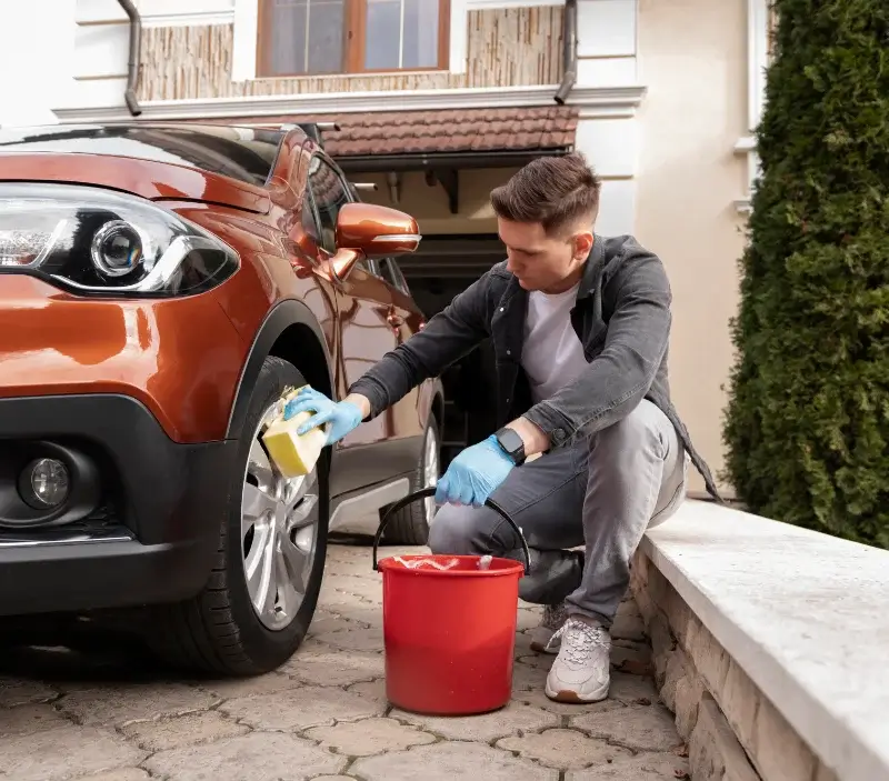 Lavage auto à domicile Le Girouard : professionnel intervenant sur un véhicule